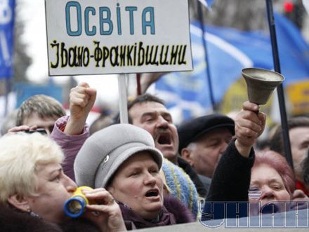Український вчитель встав з колін і погрожує страйком